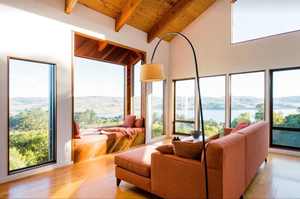 - un salon avec de nombreuses fenêtres dans l'établissement Modern Home with Panoramic Views and Centrally located in Point Reyes National Park, à Inverness