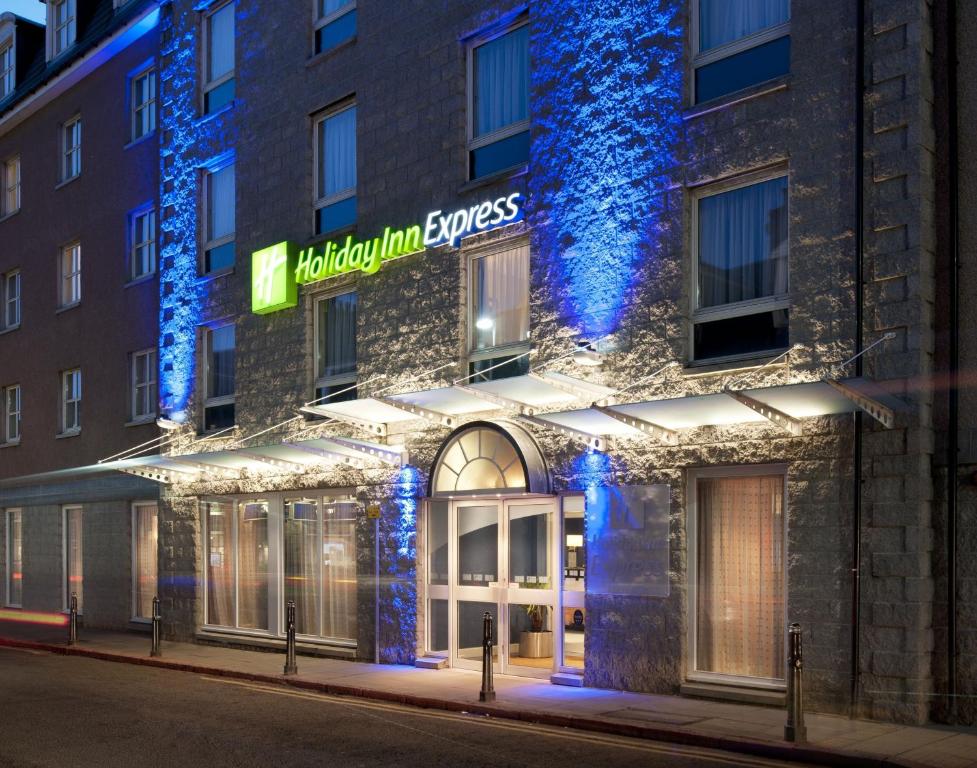 een hotelbuitenkant 's nachts met blauwe lichten bij Holiday Inn Express Aberdeen City Centre, an IHG Hotel in Aberdeen
