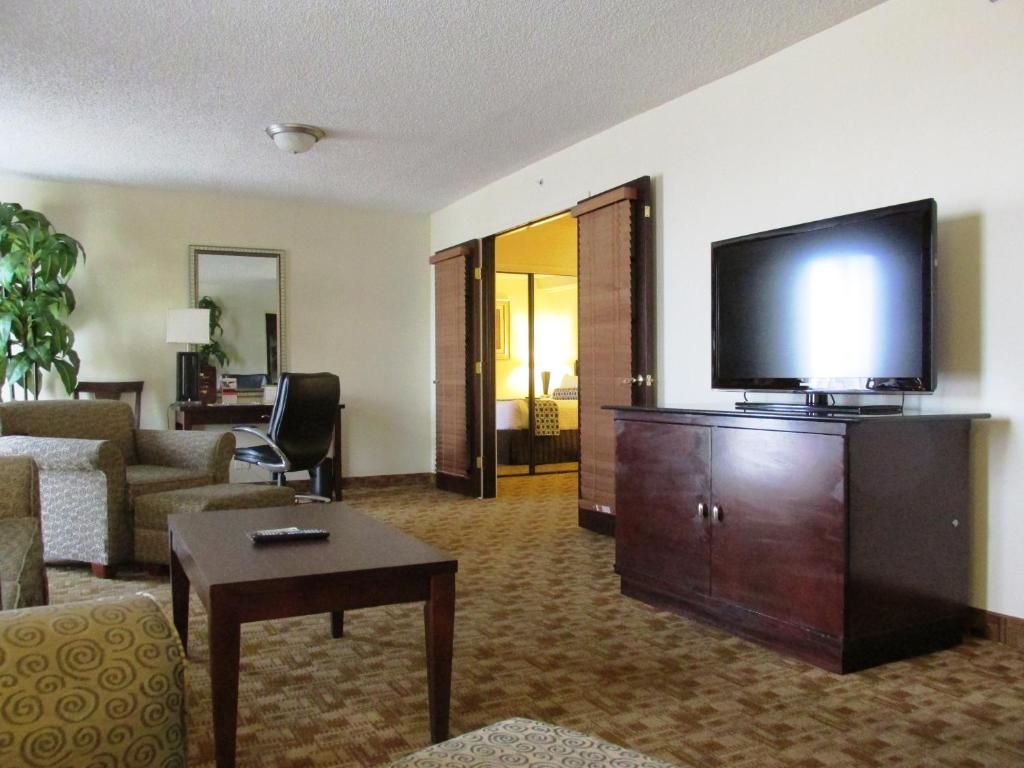 Televízia a/alebo spoločenská miestnosť v ubytovaní Radisson Hotel Austin - University
