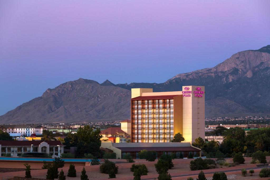 ein Hotelgebäude mit Bergen im Hintergrund in der Unterkunft Albuquerque Crowne Plaza, an IHG Hotel in Albuquerque
