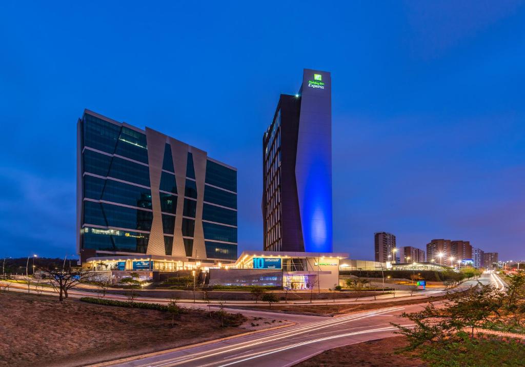 wysoki budynek w mieście w nocy w obiekcie Holiday Inn Express - Barranquilla Buenavista, an IHG Hotel w mieście Barranquilla