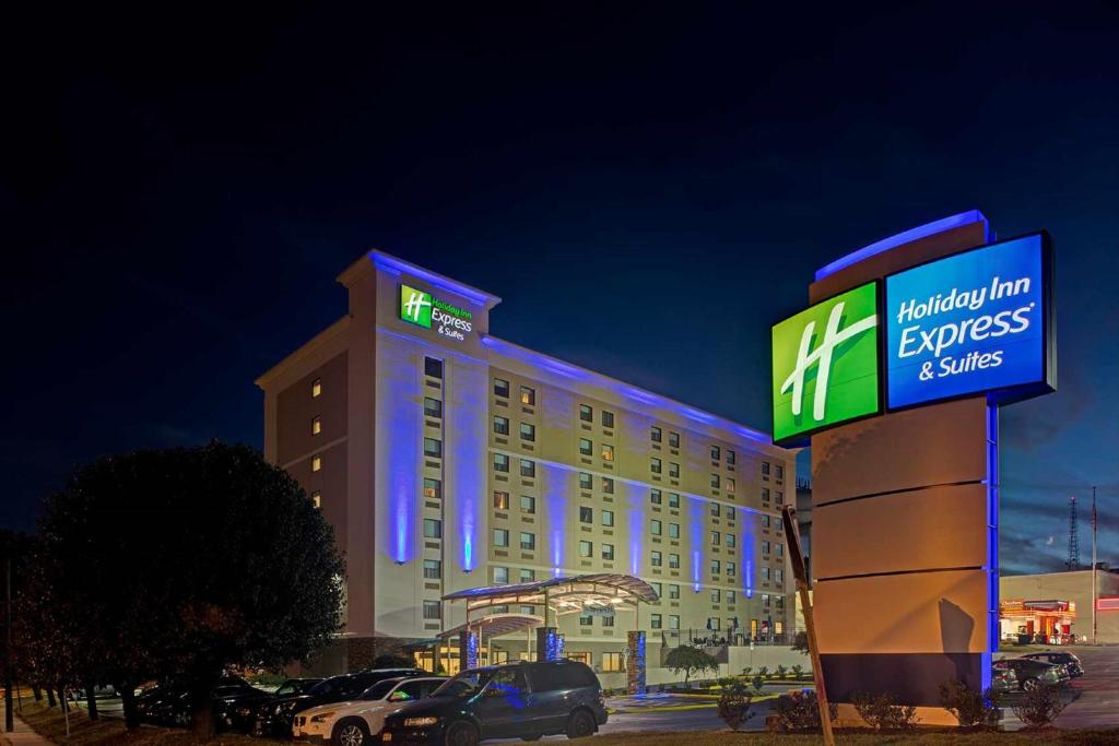 un edificio de hotel con un cartel delante en Holiday Inn Express Baltimore West - Catonsville, an IHG Hotel, en Catonsville