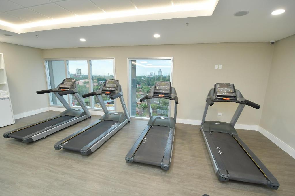Fitness centrum a/nebo fitness zařízení v ubytování Holiday Inn Express Asuncion Aviadores by IHG