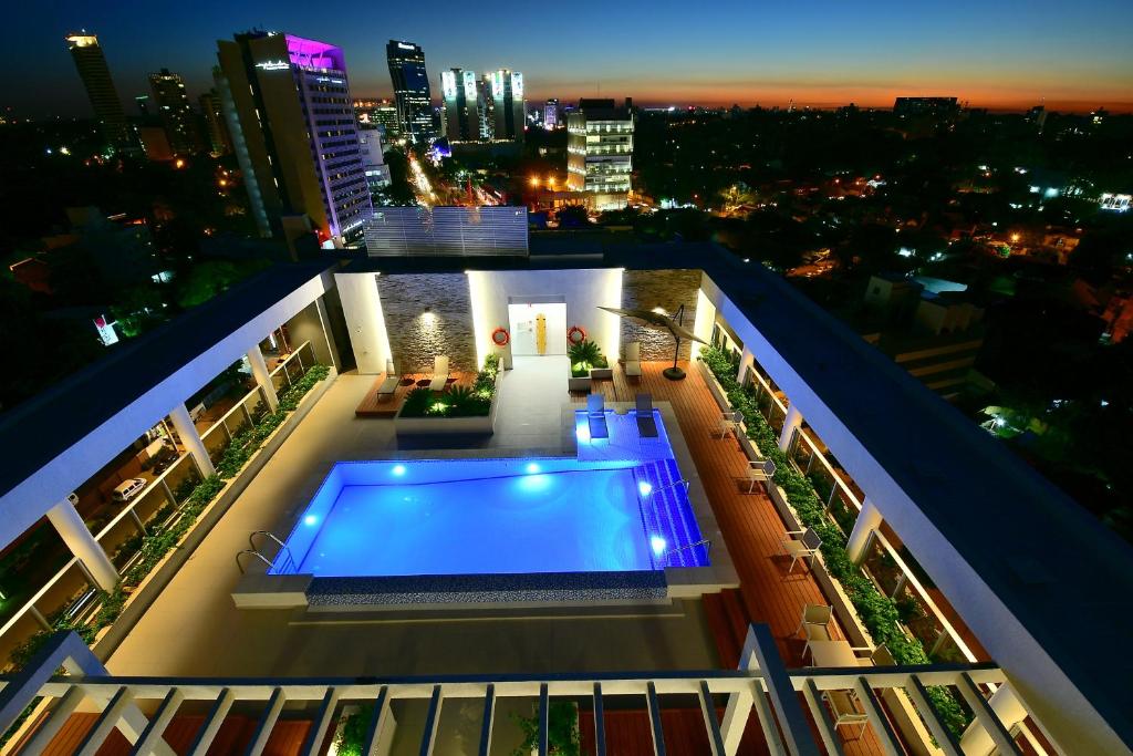 Bazén v ubytování Holiday Inn Express Asuncion Aviadores by IHG nebo v jeho okolí