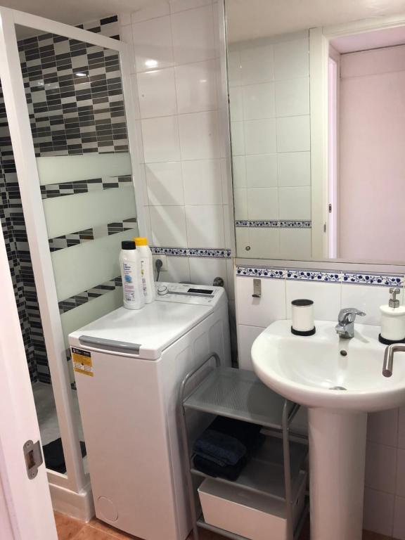 Kúpeľňa v ubytovaní Apartamento Torre II Las Palmeras mit seitlichem Meerblick und Pool in Fuengirola