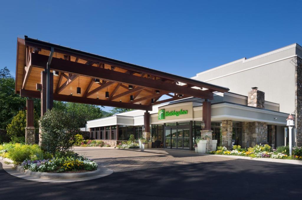 uma frente de loja com toldo em frente em Holiday Inn Asheville East-Blue Ridge Pkwy, an IHG Hotel em Asheville