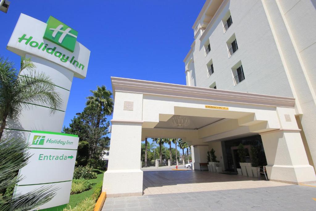 a rendering of the entrance to the hotel at Holiday Inn Leon-Convention Center, an IHG Hotel in León