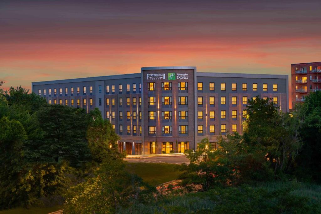 een weergave van een hotelgebouw bij zonsondergang bij Holiday Inn Express - Boston South - Quincy, an IHG Hotel in Quincy