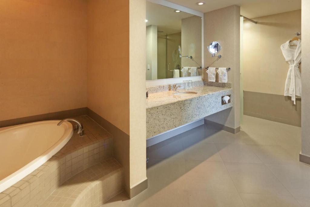 Koupelna v ubytování Crowne Plaza Leon by IHG