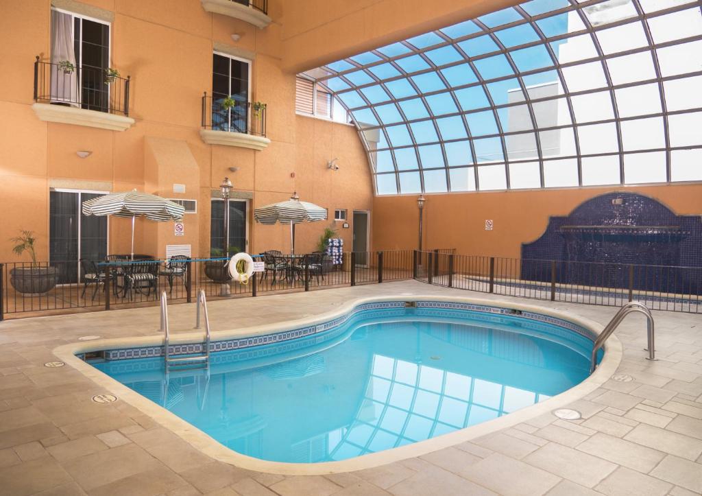 a swimming pool in a building with a glass ceiling at Holiday Inn Express Silao-Aeropuerto Bajio, an IHG Hotel in Silao