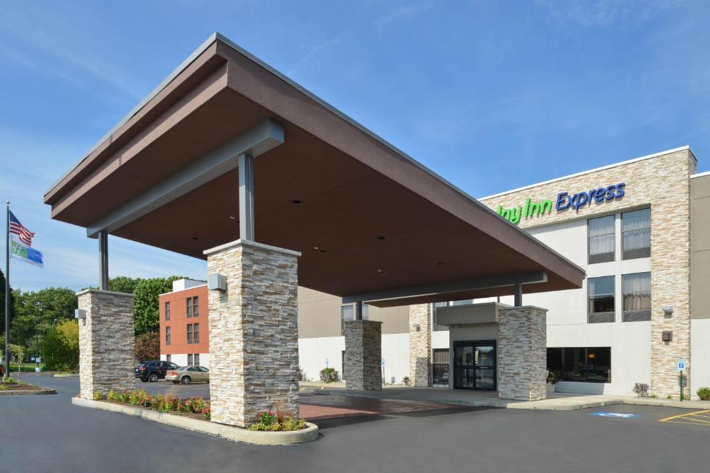 Holiday Inn Express Olean, an IHG Hotel في أوليان: مبنى فيه مظلات امام مستشفى