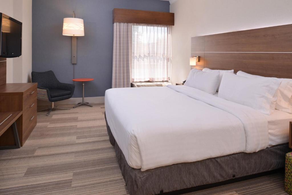 Holiday Inn Express Olean, an IHG Hotel - King Suite Met Bankbed