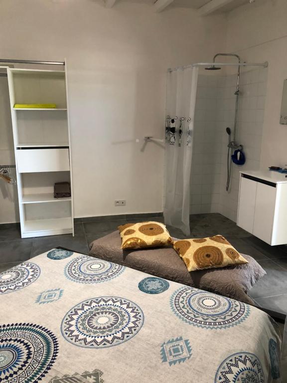 2 camas en una habitación con ducha en Belcourt1-lit queen size, en Baie-Mahault