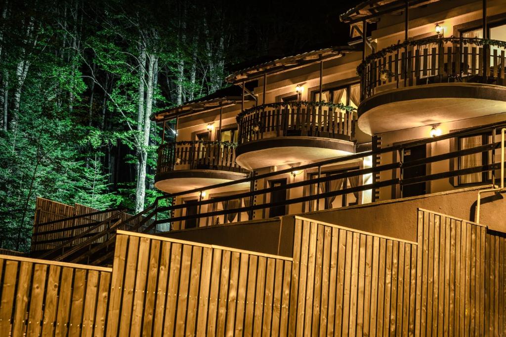 un edificio con balcones y una valla de madera en Elatos Luxury Villas Erato, en Sinaia