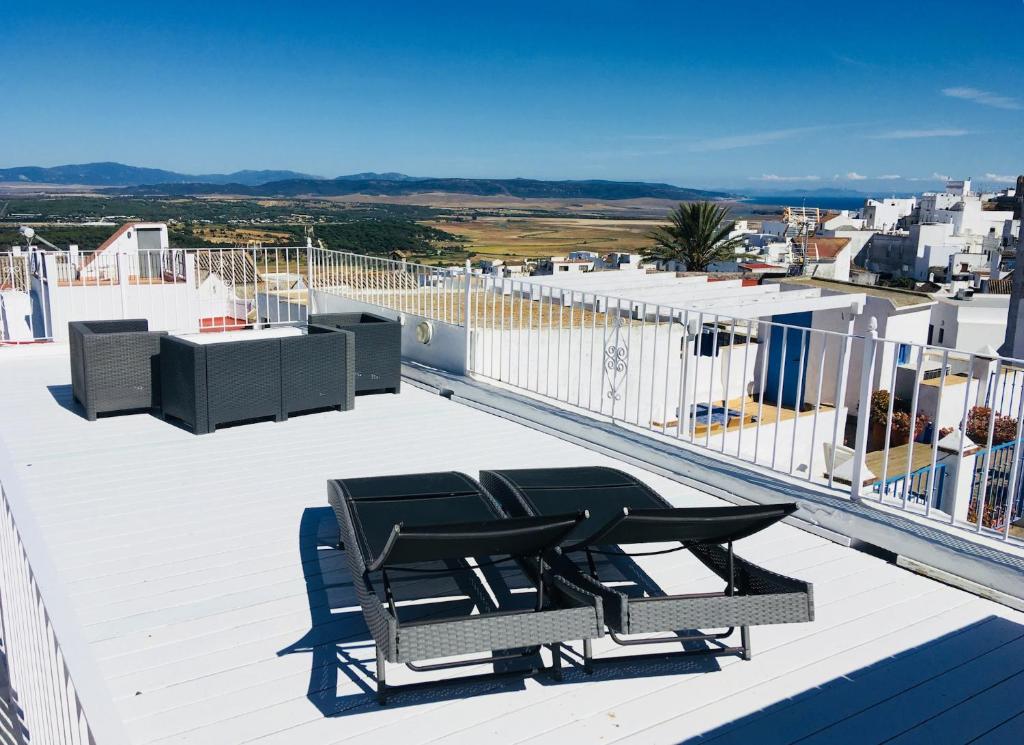 balcón con mesa y sillas en el techo en Atico Atlantico con Aparcamiento privado, en Vejer de la Frontera