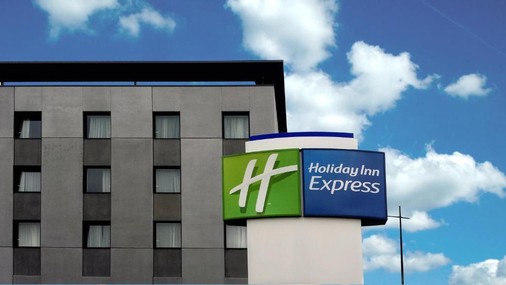 un edificio con un cartel para una posada exprés en Holiday Inn Express Bilbao Airport, an IHG Hotel en Derio