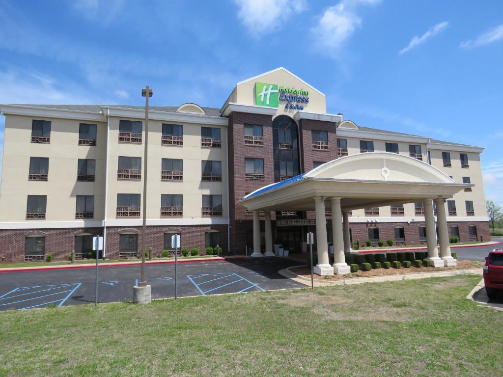 un hotel con un estacionamiento delante de él en Holiday Inn Express Hotel & Suites Bartlesville, an IHG Hotel, en Bartlesville