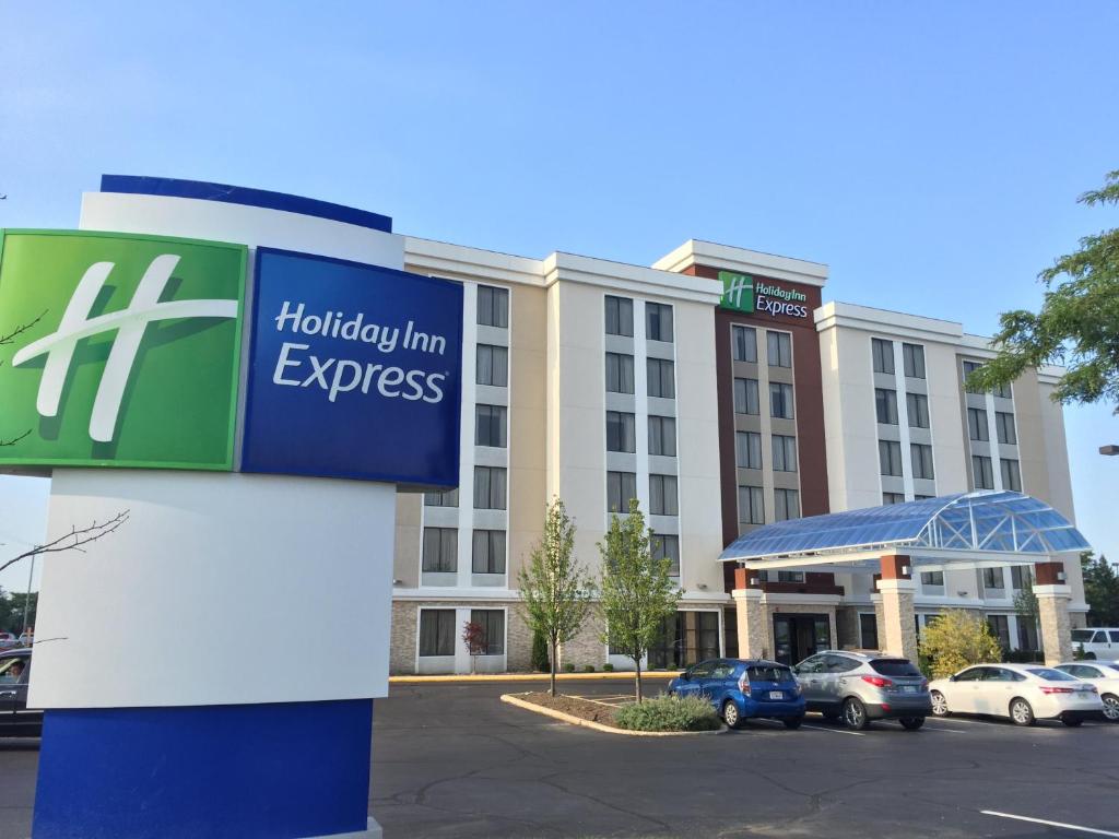 een Hilton Inn Express bord voor een gebouw bij Holiday Inn Express Chicago NW - Arlington Heights, an IHG Hotel in Arlington Heights