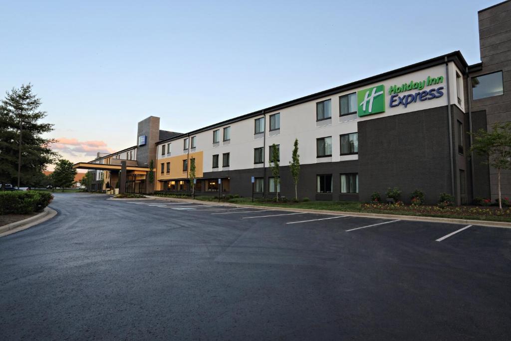 un aparcamiento vacío frente a un edificio en Holiday Inn Express Brentwood-South Cool Springs, an IHG Hotel, en Brentwood