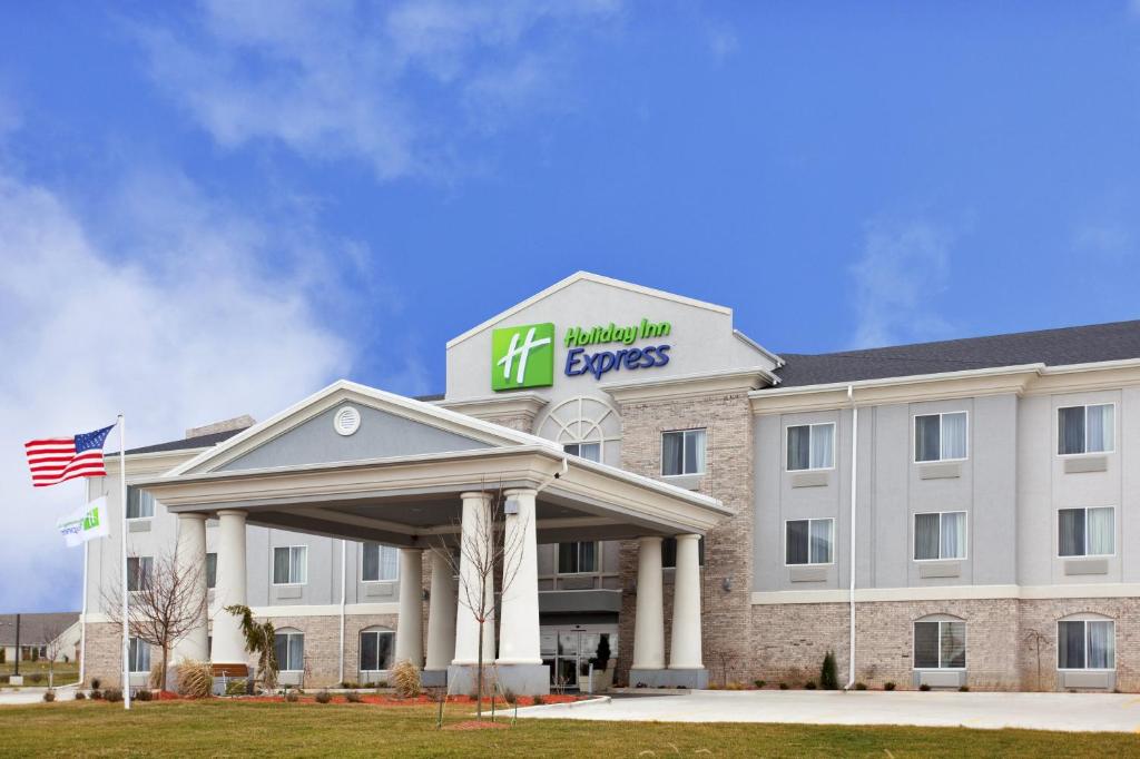 a hotel with the front of the building at Holiday Inn Express Le Roy, an IHG Hotel in Le Roy