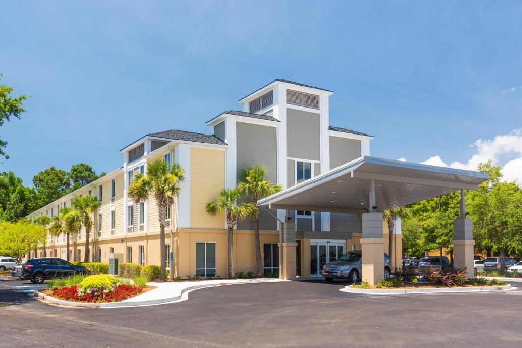 un hotel con un estacionamiento delante de él en Holiday Inn Express Charleston US Highway 17 & I-526, an IHG Hotel en Charleston