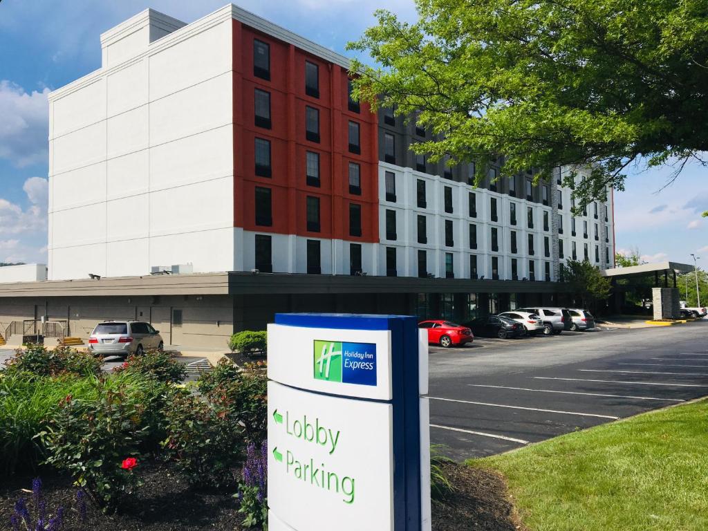 Señal de estacionamiento en frente de un edificio en Holiday Inn Express Towson- Baltimore North by IHG, en Towson