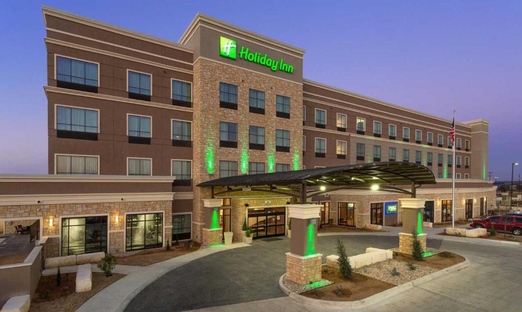 アップルトンにあるHoliday Inn - Appleton, an IHG Hotelの表面に看板が出ているホテル