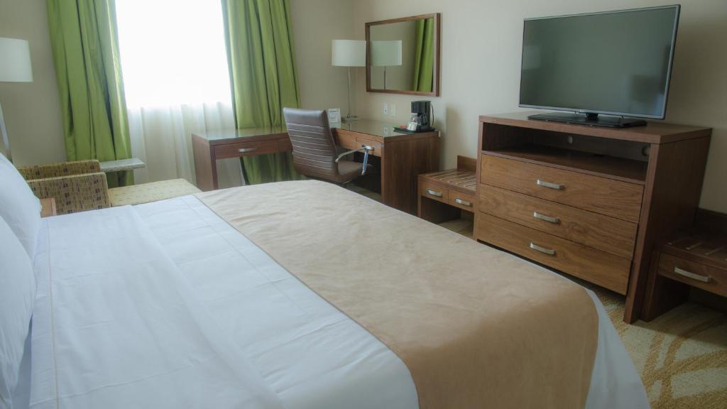 TV a/nebo společenská místnost v ubytování Holiday Inn Express and Suites Celaya by IHG