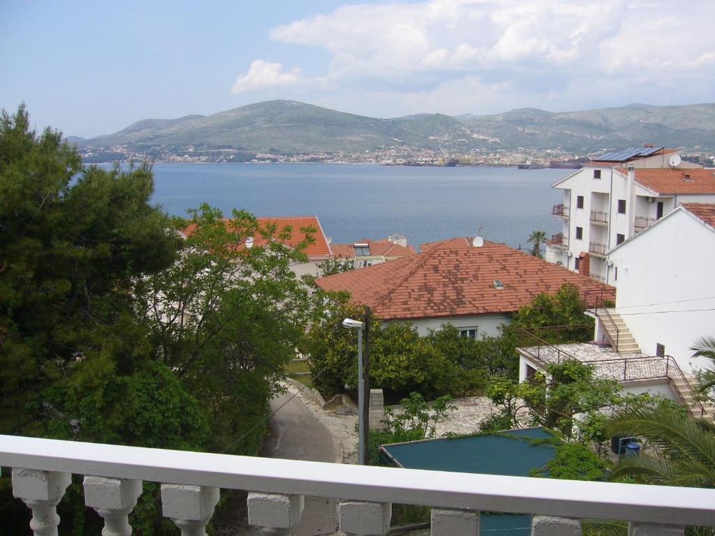 vistas al agua desde el balcón de una casa en Apartments Barić, en Trogir