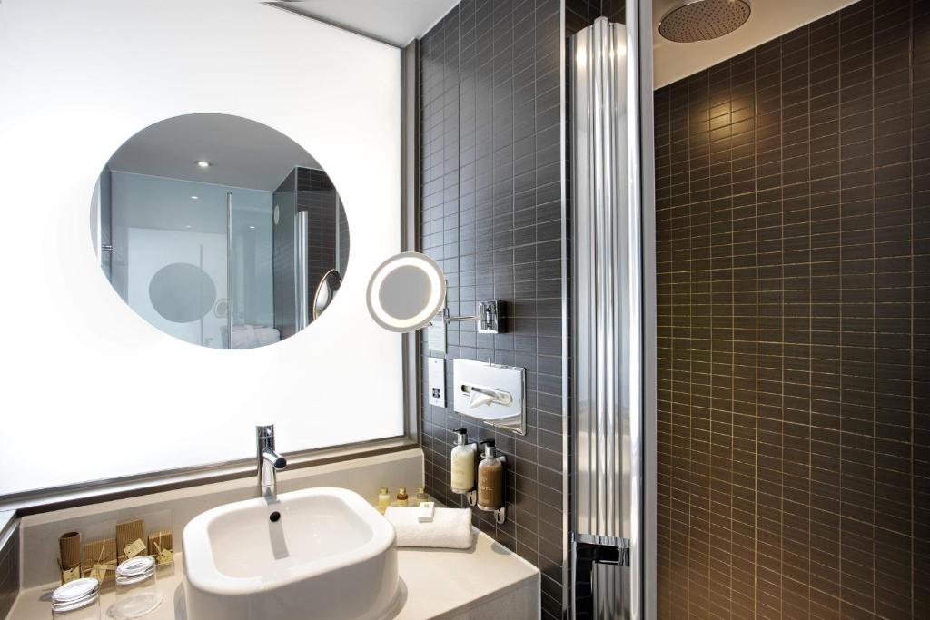 Holiday Inn Bristol City Centre, an IHG Hotel - Sala De Rey Premium Con Cama Con Sofá
