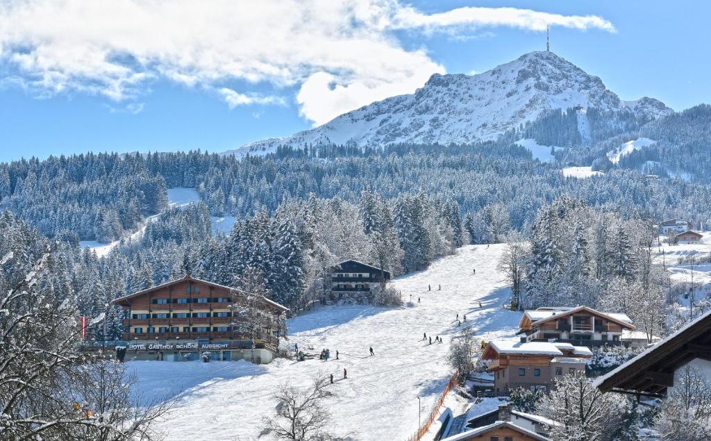 サンクト・ジョアン・イン・チロルにあるHotel-Gasthof zur Schönen Aussichtの山を背景にしたスキー場