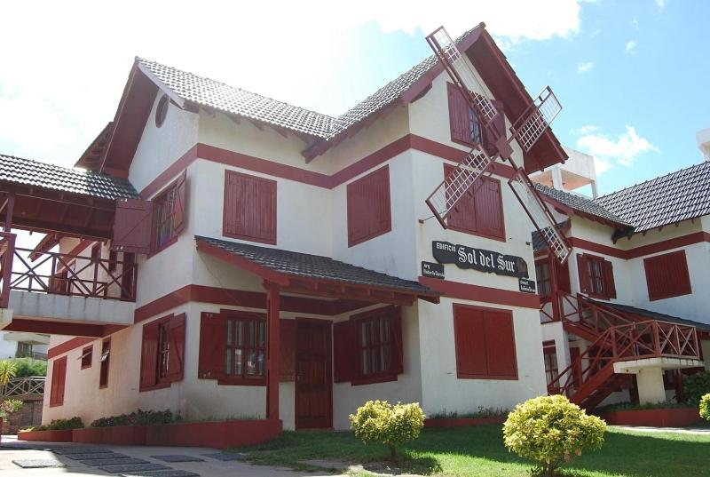 un gran edificio con rojo y blanco en Sol del Sur Gesell en Villa Gesell