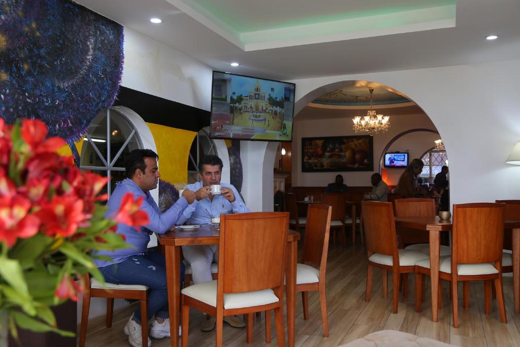 TV a/nebo společenská místnost v ubytování Hotel Carolina Montecarlo