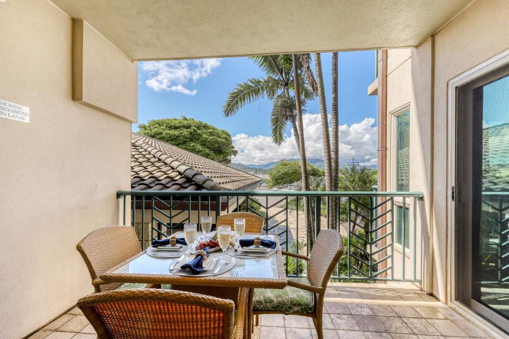 un tavolo su un balcone con vista sull'oceano di Waipouli Beach Resort D207 a Kapaa
