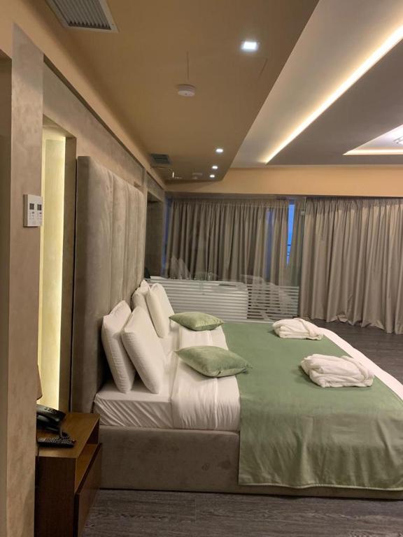 Postel nebo postele na pokoji v ubytování Albanopolis Hotel