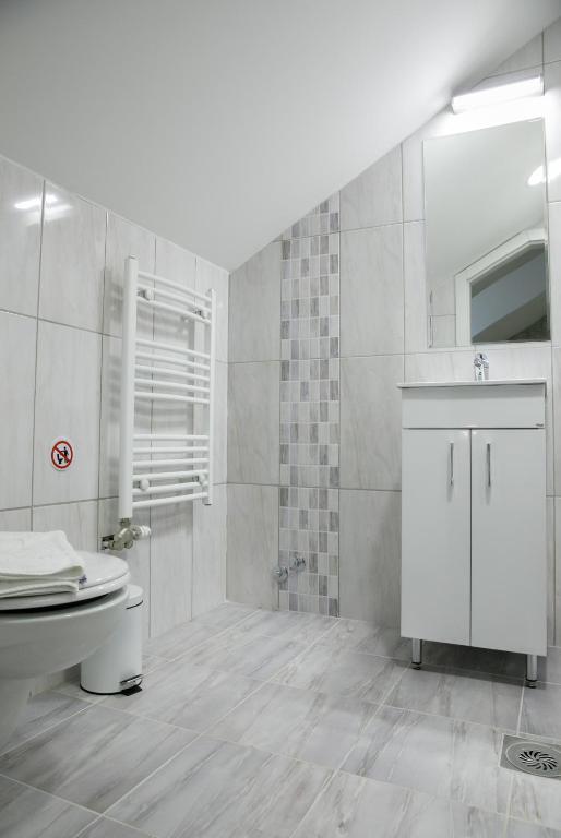 Koupelna v ubytování Fine Suites