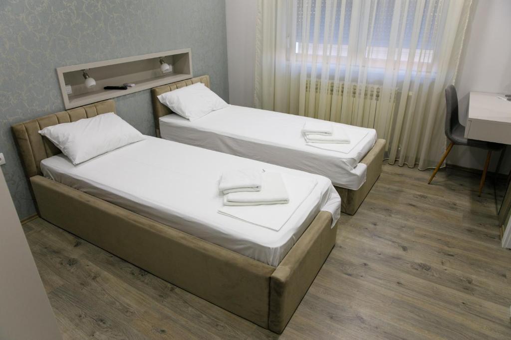 Postel nebo postele na pokoji v ubytování Fine Suites