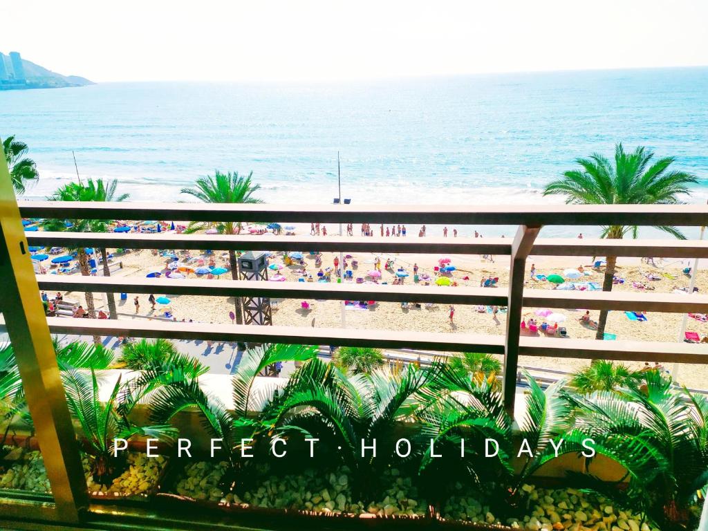 ベニドルムにあるEspaña Playaのリゾートのバルコニーからビーチの景色を望めます。