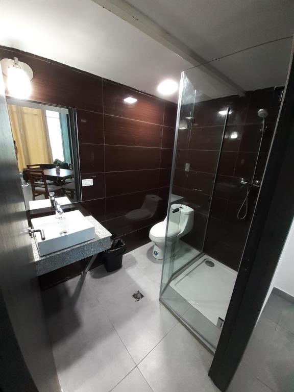 Koupelna v ubytování Innfiniti Hotel & Suites
