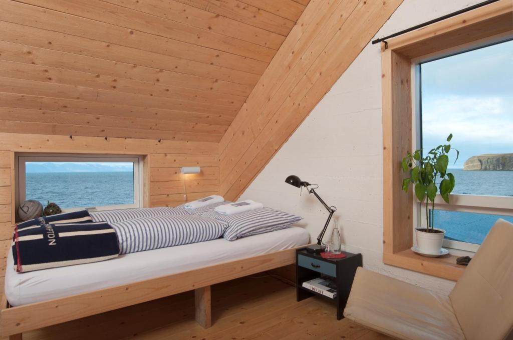 Rúm í herbergi á Tungulending Guesthouse