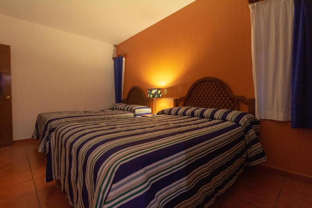 Postel nebo postele na pokoji v ubytování Hotel Degollado