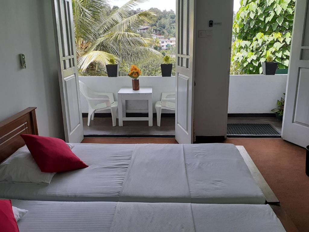 Postel nebo postele na pokoji v ubytování Kandy Mountain Cottage