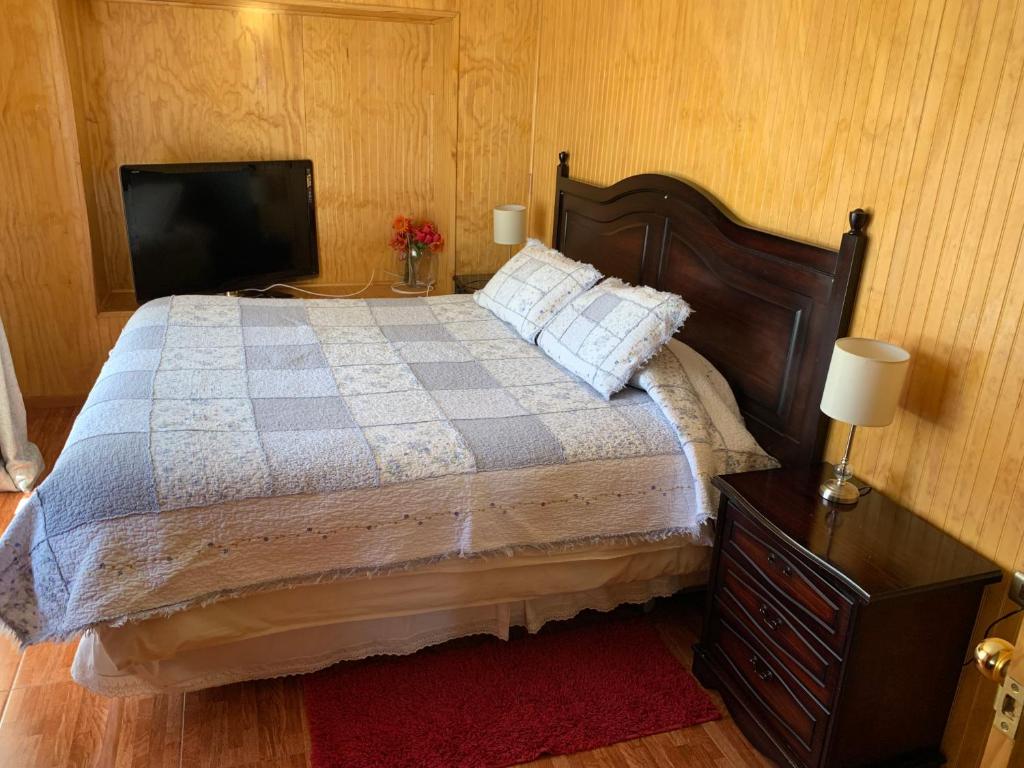Una cama o camas en una habitación de Hostal Español Coyhaique