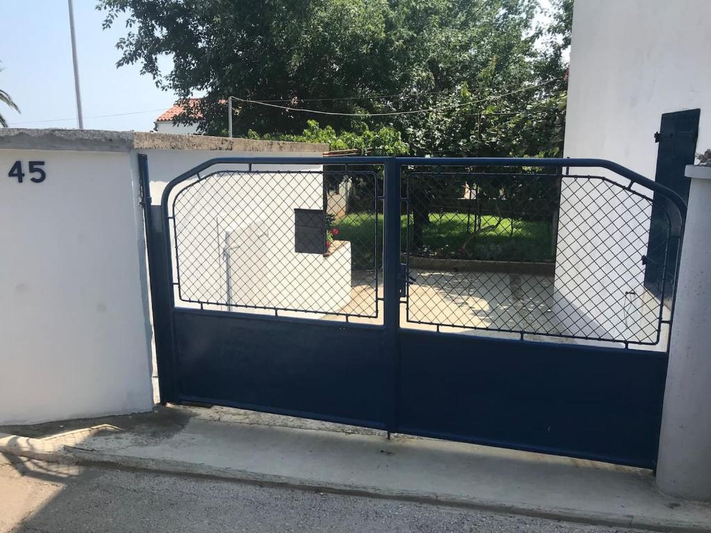 a blue gate with a chain link fence at Liznjan - Blue Gate Manor in Ližnjan