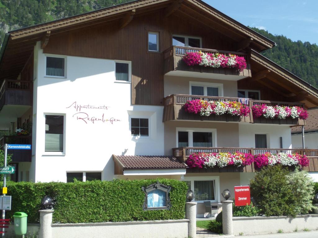 ein Gebäude mit Blumenkästen auf den Balkonen in der Unterkunft Haus Regenbogen in Pertisau