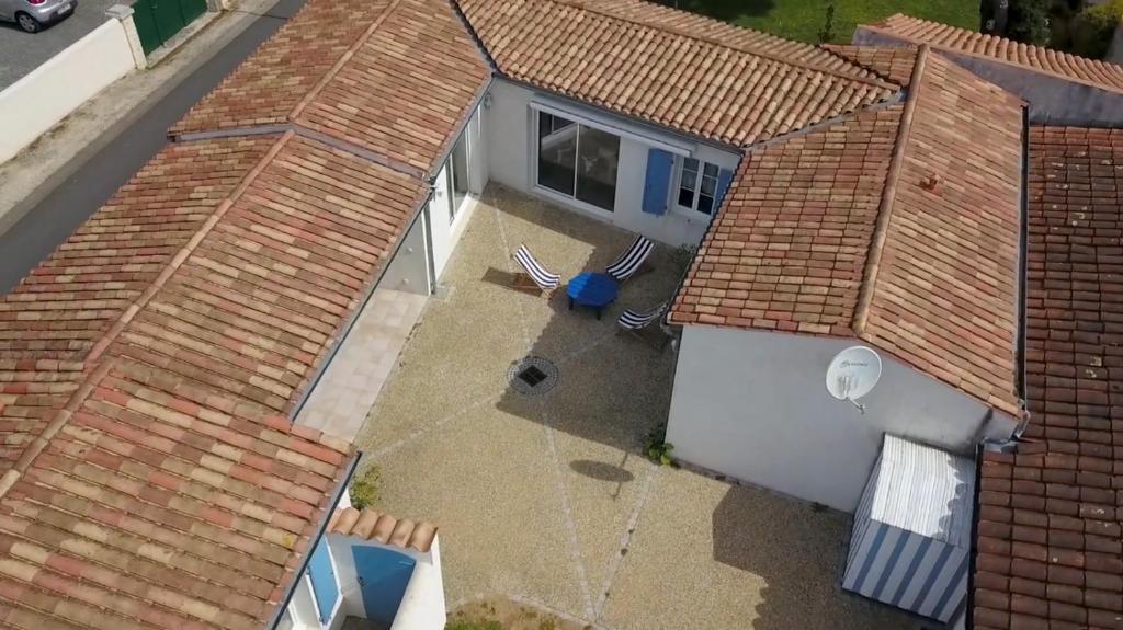 an overhead view of a courtyard between two houses at Le Figuier in Le Bois-Plage-en-Ré