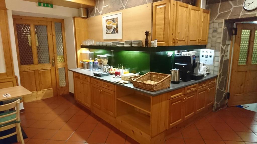 Kuchyň nebo kuchyňský kout v ubytování Hotel Vinothek Schwarzer Adler