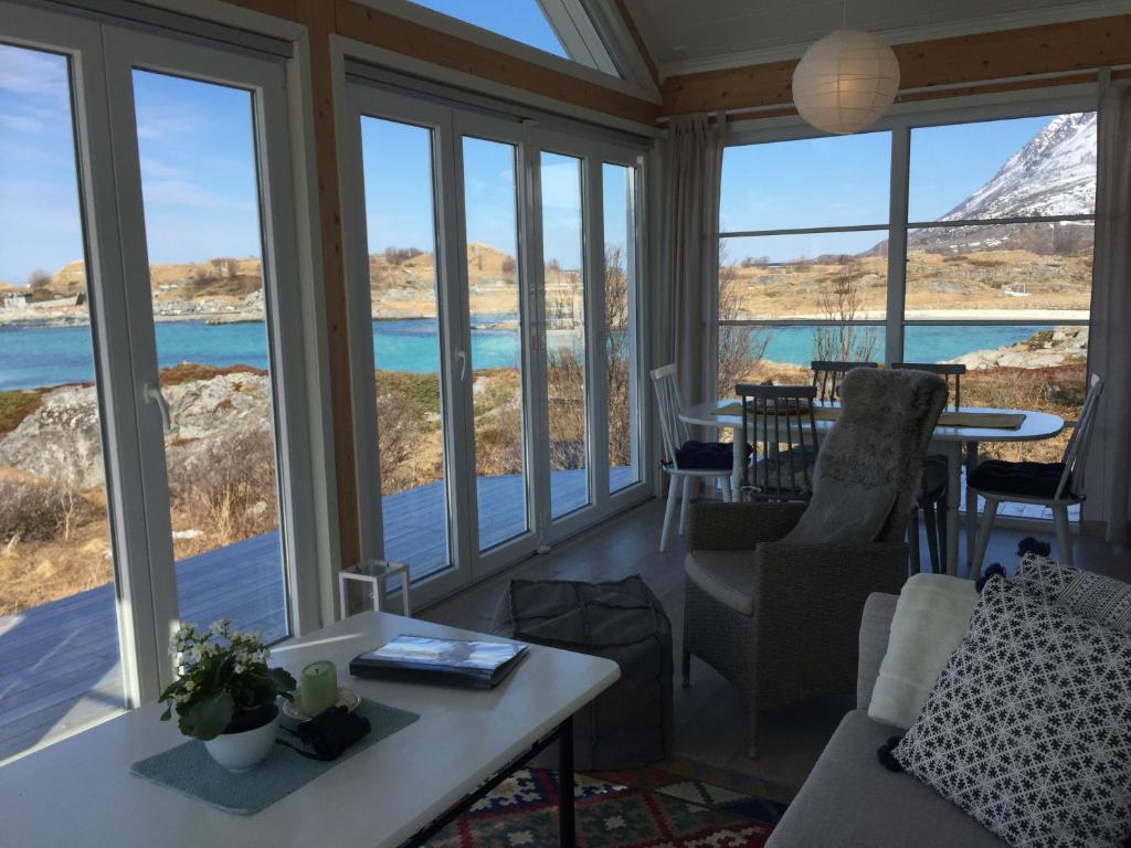 - un salon avec vue sur l'océan dans l'établissement Superior Cottage with Sea View in Senja, à Senjehesten