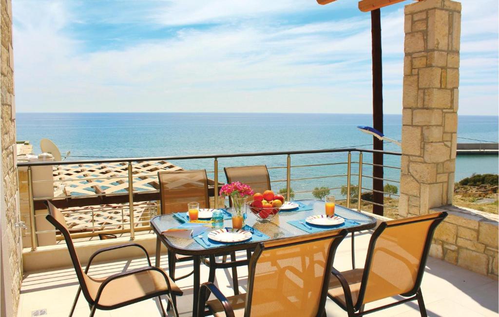 een tafel op een balkon met uitzicht op de oceaan bij Petrina Kastri 3 in Mirtos