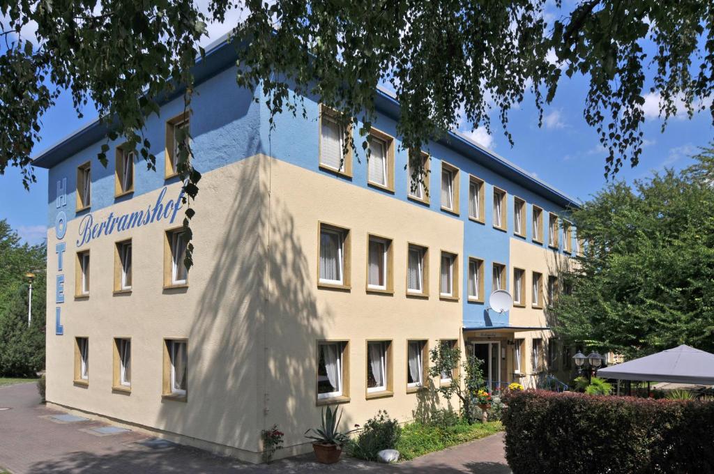 eine externe Sicht des Verwaltungsgebäudes in der Unterkunft Hotel Bertramshof in Wismar